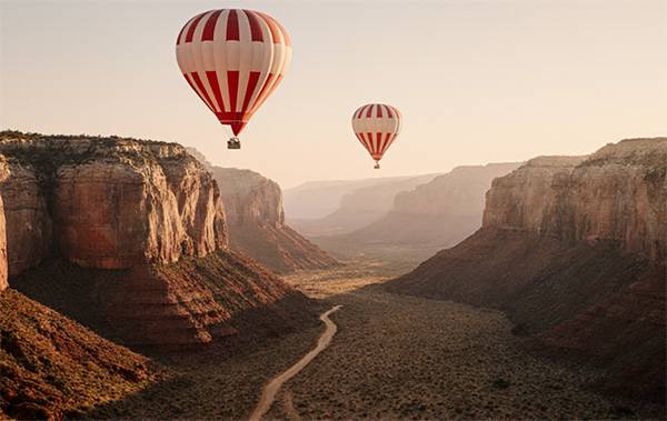 Воздушные шары над скалами на закате