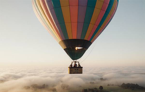 Разноцветный воздушный шар в небе