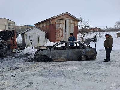В поселке Мари-Турек (Марий Эл) сгорели 2 легковых автомобиля